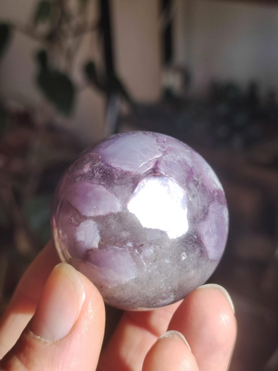 Lepidolith / Purple Mica Glimmer Effekt - Edelstein Kugel lila Natur Heilstein Deko Sphere Kristall Geschenk Er Sie Haus Sammler Rarität - Art of Nature Berlin