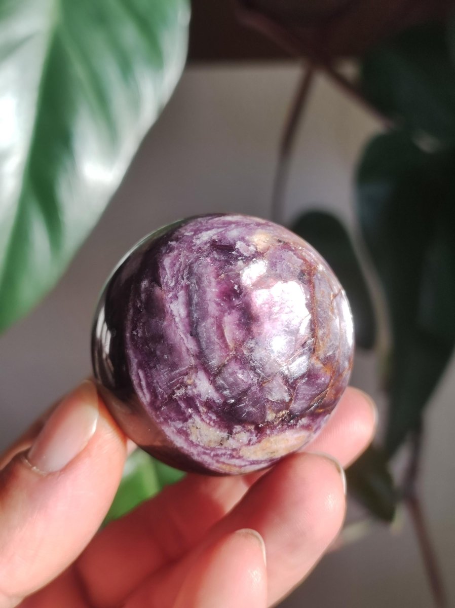 Lepidolith / Purple Mica Glimmer Effekt - Edelstein Kugel lila Natur Heilstein Deko Sphere Kristall Geschenk Er Sie Haus Sammler Rarität - Art of Nature Berlin