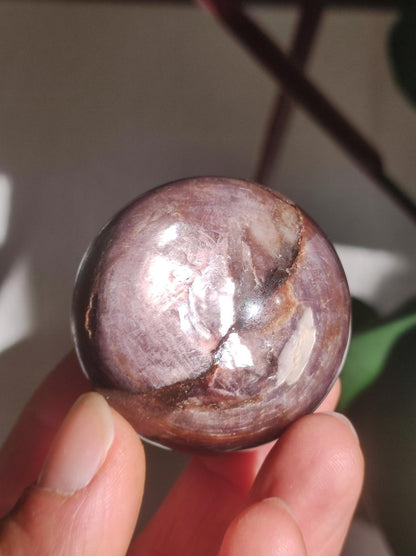 Lepidolith / Purple Mica Glimmer Effekt - Edelstein Kugel lila Natur Heilstein Deko Sphere Kristall Geschenk Er Sie Haus Sammler Rarität - Art of Nature Berlin