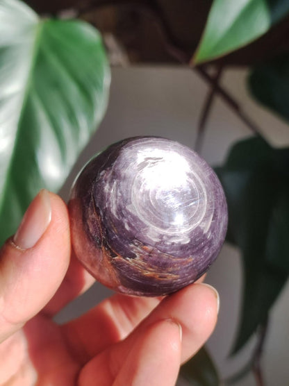 Lepidolith / Purple Mica Glimmer Effekt - Edelstein Kugel lila Natur Heilstein Deko Sphere Kristall Geschenk Er Sie Haus Sammler Rarität - Art of Nature Berlin