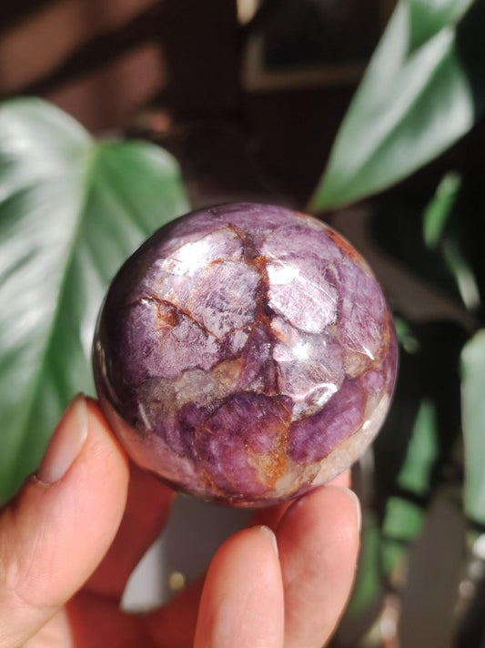Lepidolith / Purple Mica Glimmer Effekt - Edelstein Kugel lila Natur Heilstein Deko Sphere Kristall Geschenk Er Sie Haus Sammler Rarität - Art of Nature Berlin