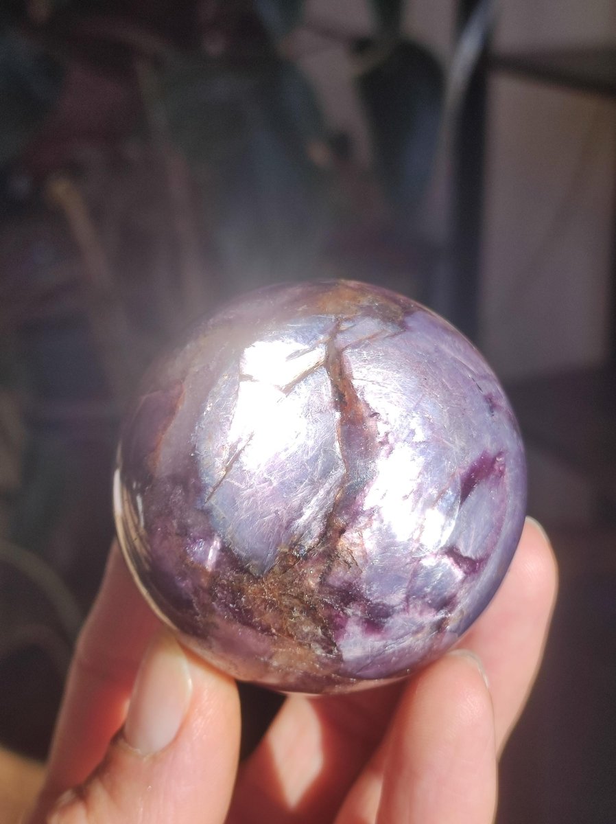 Lepidolith / Purple Mica Glimmer Effekt - Edelstein Kugel lila Natur Heilstein Deko Sphere Kristall Geschenk Er Sie Haus Sammler Rarität - Art of Nature Berlin