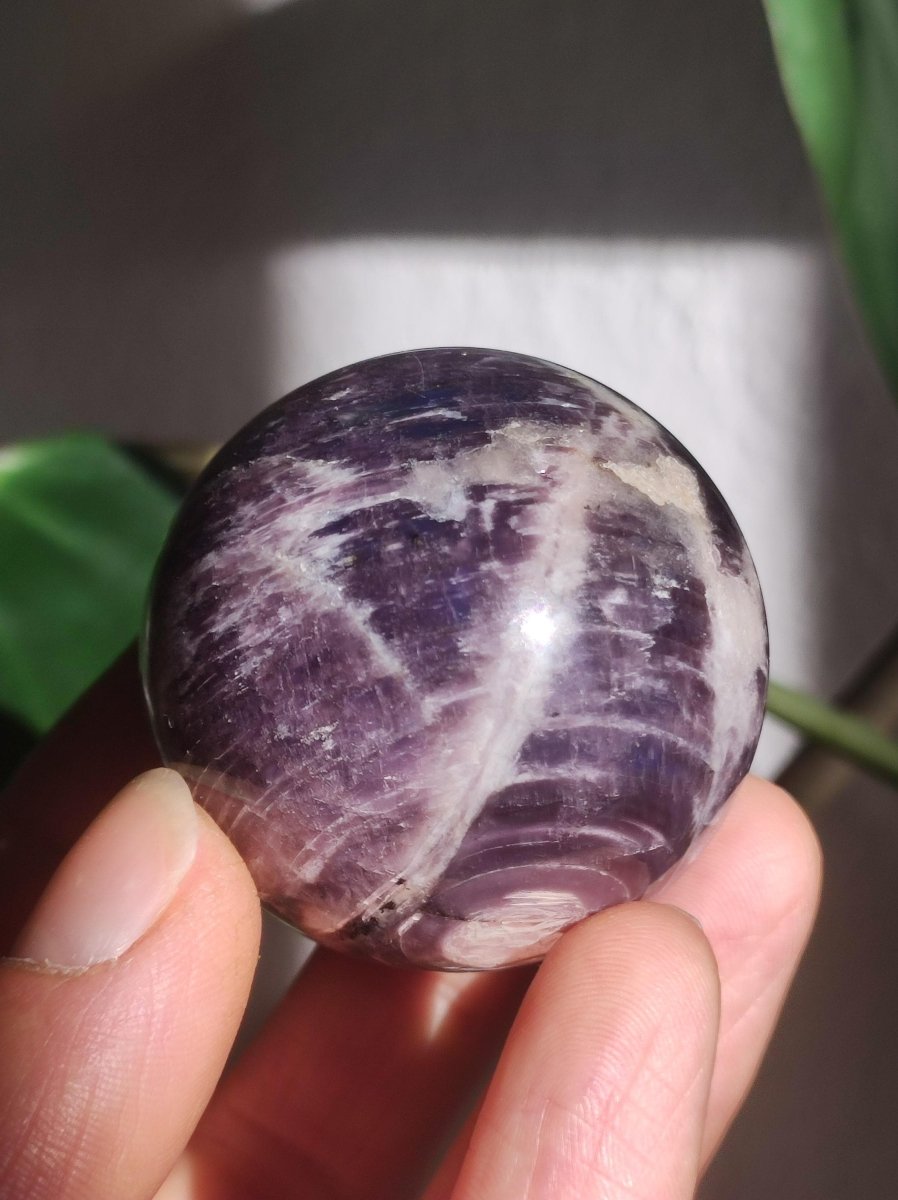 Lepidolith / Purple Mica Glimmer Effekt - Edelstein Kugel lila Natur Heilstein Deko Sphere Kristall Geschenk Er Sie Haus Sammler Rarität - Art of Nature Berlin