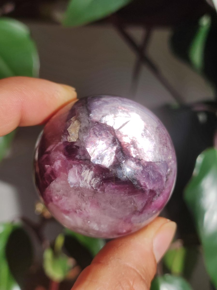 Lepidolith / Purple Mica Glimmer Effekt - Edelstein Kugel lila Natur Heilstein Deko Sphere Kristall Geschenk Er Sie Haus Sammler Rarität - Art of Nature Berlin