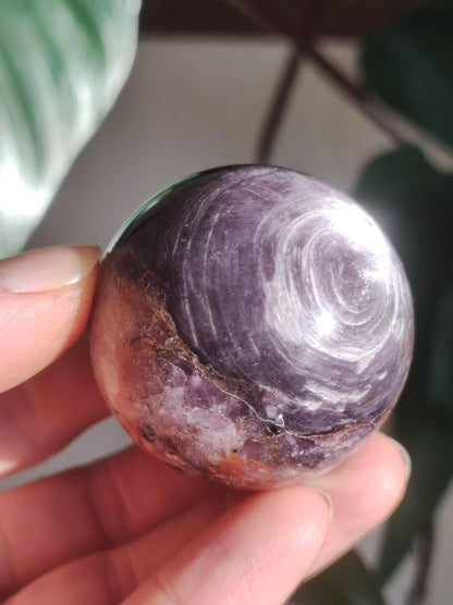 Lepidolith / Purple Mica Glimmer Effekt - Edelstein Kugel lila Natur Heilstein Deko Sphere Kristall Geschenk Er Sie Haus Sammler Rarität - Art of Nature Berlin