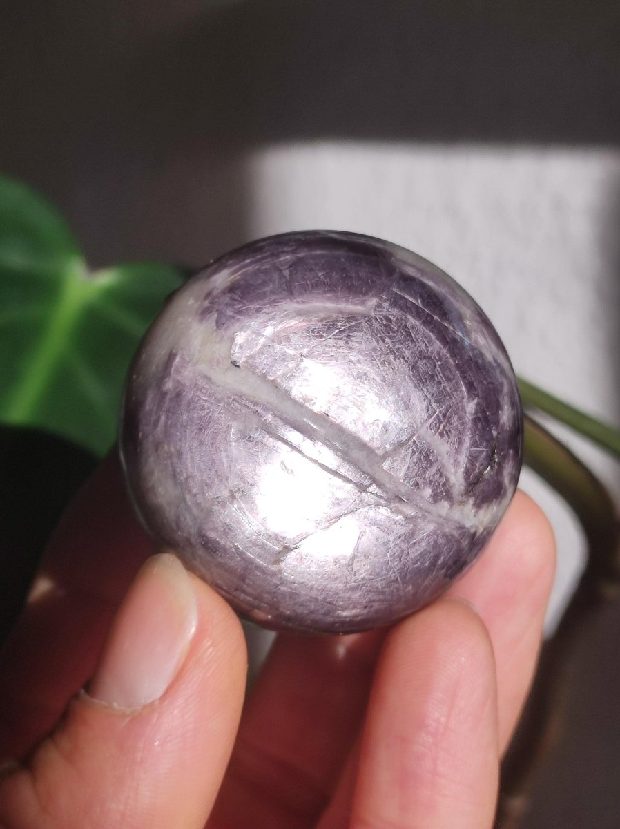 Lepidolith / Purple Mica Glimmer Effekt - Edelstein Kugel lila Natur Heilstein Deko Sphere Kristall Geschenk Er Sie Haus Sammler Rarität - Art of Nature Berlin