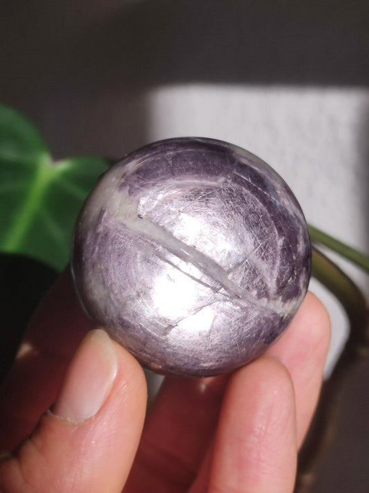 Lepidolith / Purple Mica Glimmer Effekt - Edelstein Kugel lila Natur Heilstein Deko Sphere Kristall Geschenk Er Sie Haus Sammler Rarität - Art of Nature Berlin
