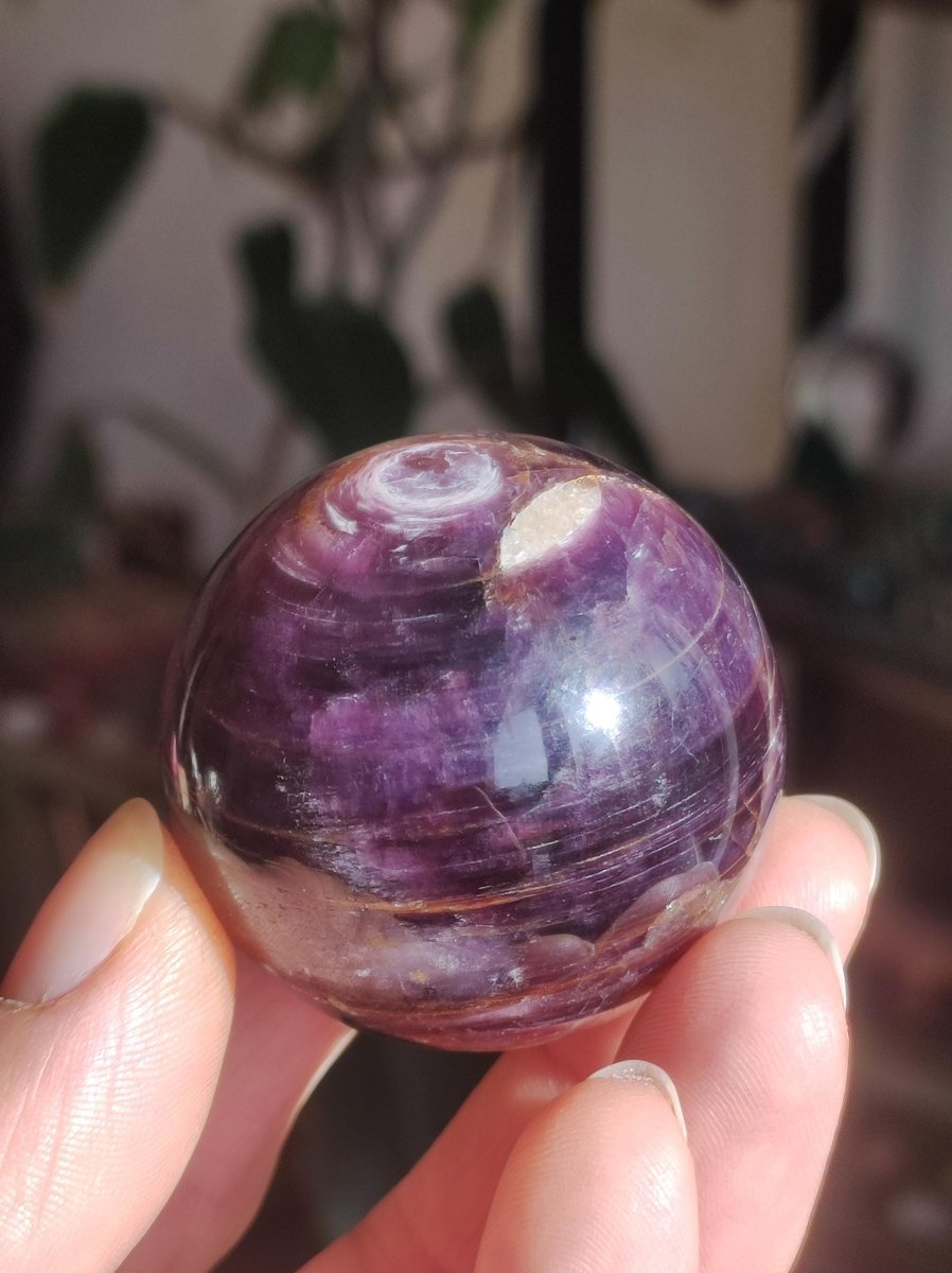 Lepidolith / Purple Mica Glimmer Effekt - Edelstein Kugel lila Natur Heilstein Deko Sphere Kristall Geschenk Er Sie Haus Sammler Rarität - Art of Nature Berlin