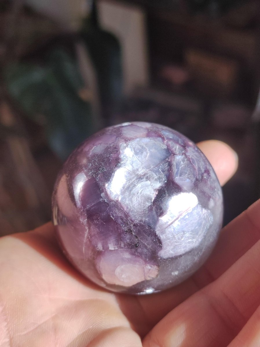 Lepidolith / Purple Mica Glimmer Effekt - Edelstein Kugel lila Natur Heilstein Deko Sphere Kristall Geschenk Er Sie Haus Sammler Rarität - Art of Nature Berlin