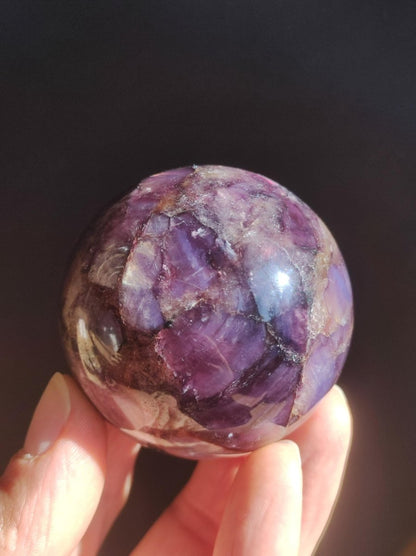 Lepidolith / Purple Mica Glimmer Effekt - Edelstein Kugel lila Natur Heilstein Deko Sphere Kristall Geschenk Er Sie Haus Sammler Rarität - Art of Nature Berlin