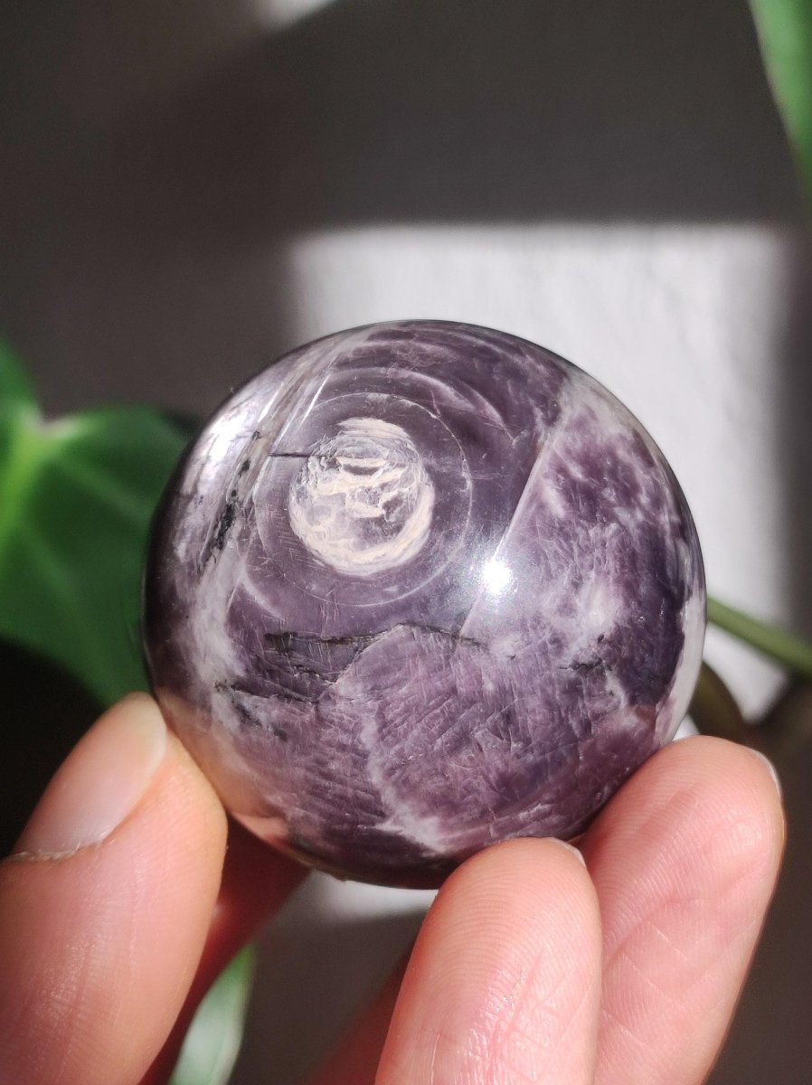 Lepidolith / Purple Mica Glimmer Effekt - Edelstein Kugel lila Natur Heilstein Deko Sphere Kristall Geschenk Er Sie Haus Sammler Rarität - Art of Nature Berlin