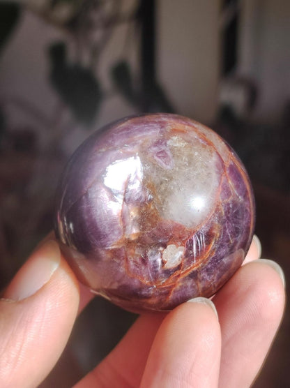 Lepidolith / Purple Mica Glimmer Effekt - Edelstein Kugel lila Natur Heilstein Deko Sphere Kristall Geschenk Er Sie Haus Sammler Rarität - Art of Nature Berlin
