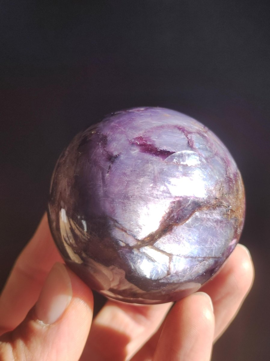 Lepidolith / Purple Mica Glimmer Effekt - Edelstein Kugel lila Natur Heilstein Deko Sphere Kristall Geschenk Er Sie Haus Sammler Rarität - Art of Nature Berlin