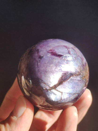 Lepidolith / Purple Mica Glimmer Effekt - Edelstein Kugel lila Natur Heilstein Deko Sphere Kristall Geschenk Er Sie Haus Sammler Rarität - Art of Nature Berlin
