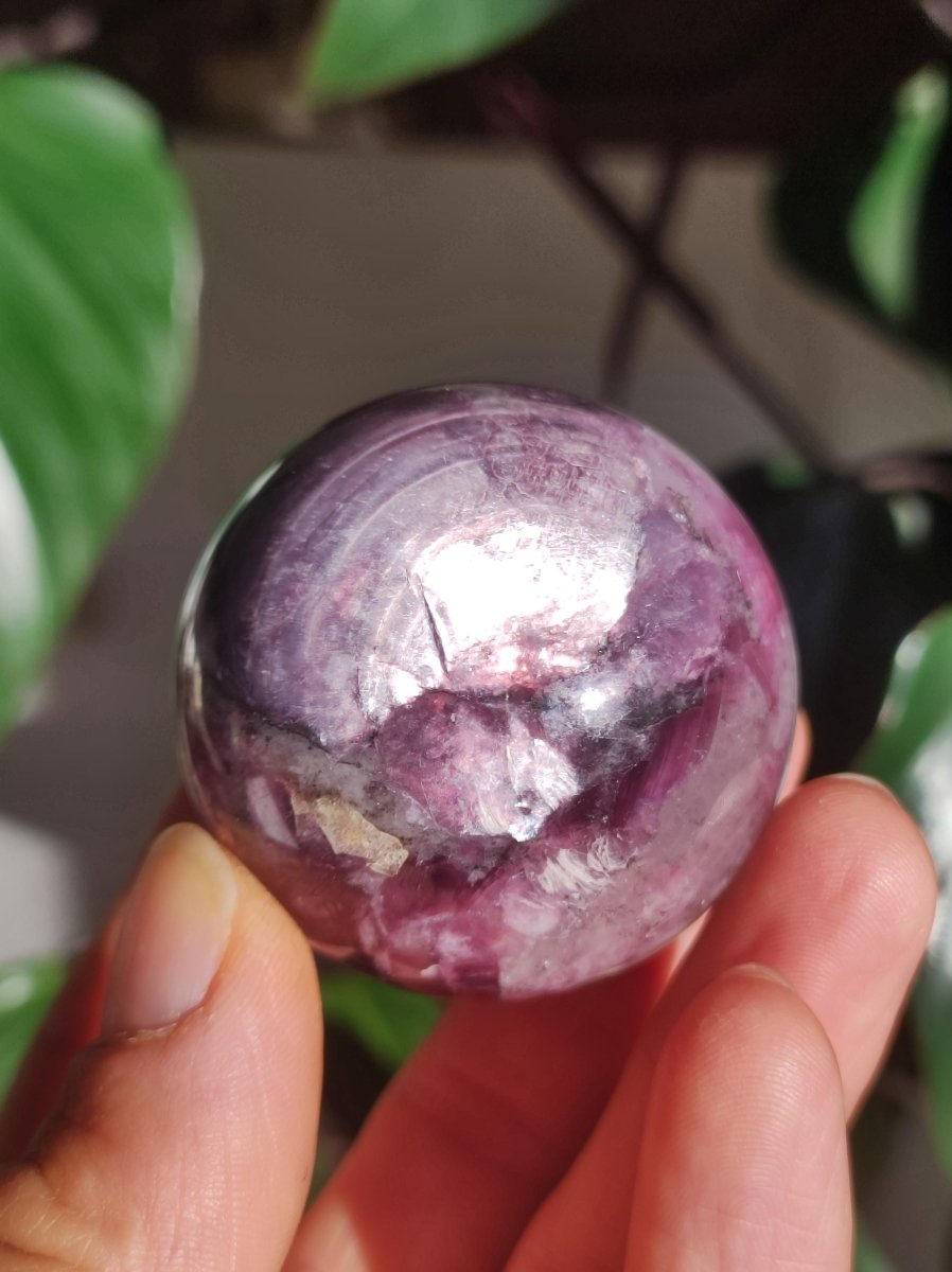 Lepidolith / Purple Mica Glimmer Effekt - Edelstein Kugel lila Natur Heilstein Deko Sphere Kristall Geschenk Er Sie Haus Sammler Rarität - Art of Nature Berlin