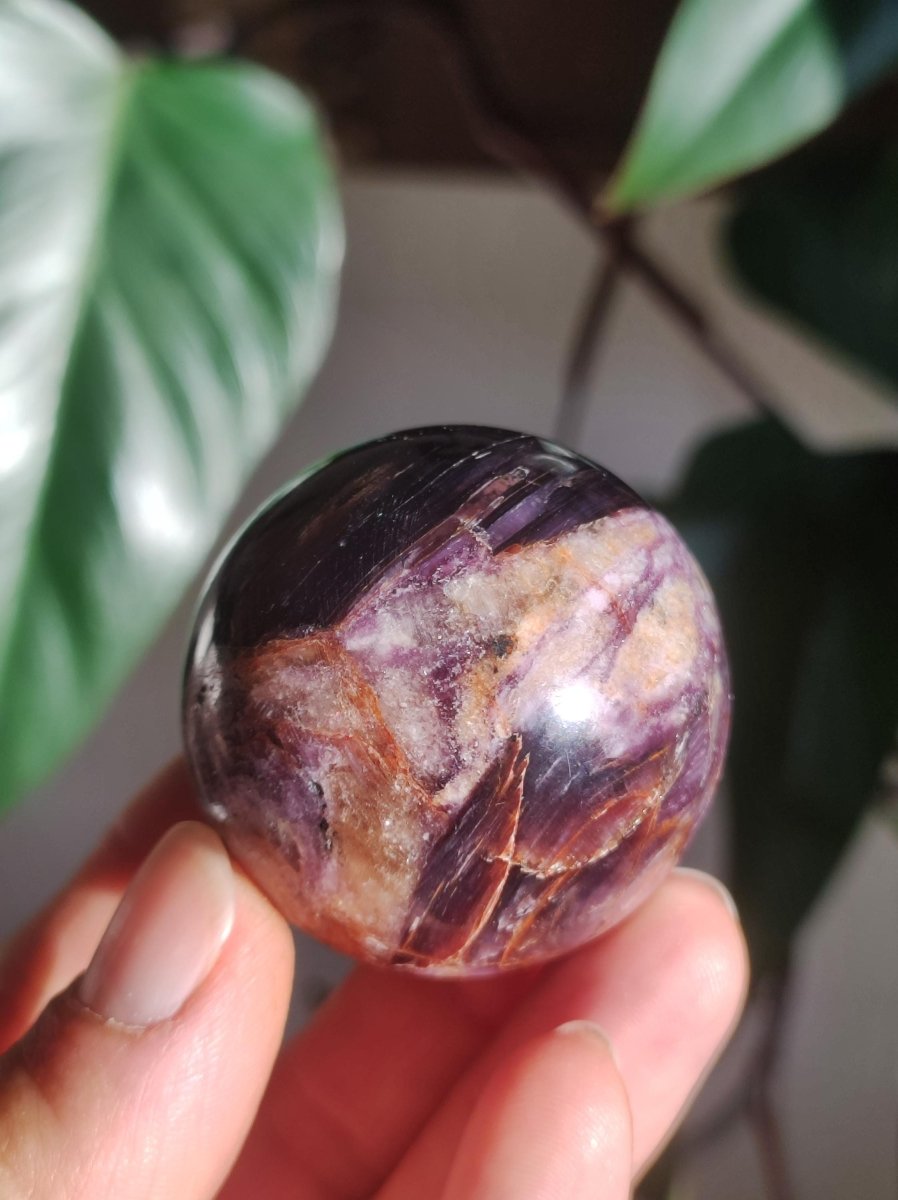Lepidolith / Purple Mica Glimmer Effekt - Edelstein Kugel lila Natur Heilstein Deko Sphere Kristall Geschenk Er Sie Haus Sammler Rarität - Art of Nature Berlin