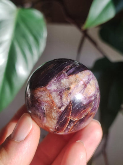 Lepidolith / Purple Mica Glimmer Effekt - Edelstein Kugel lila Natur Heilstein Deko Sphere Kristall Geschenk Er Sie Haus Sammler Rarität - Art of Nature Berlin