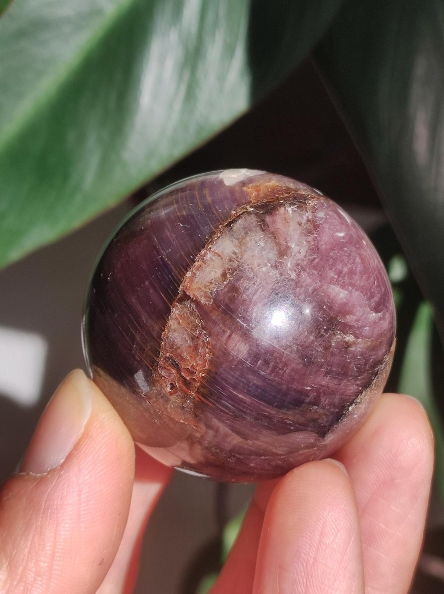 Lepidolith / Purple Mica Glimmer Effekt - Edelstein Kugel lila Natur Heilstein Deko Sphere Kristall Geschenk Er Sie Haus Sammler Rarität - Art of Nature Berlin