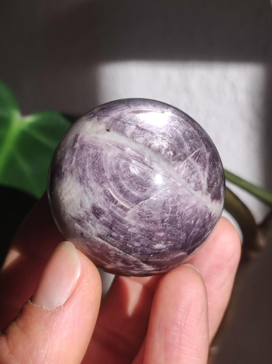 Lepidolith / Purple Mica Glimmer Effekt - Edelstein Kugel lila Natur Heilstein Deko Sphere Kristall Geschenk Er Sie Haus Sammler Rarität - Art of Nature Berlin