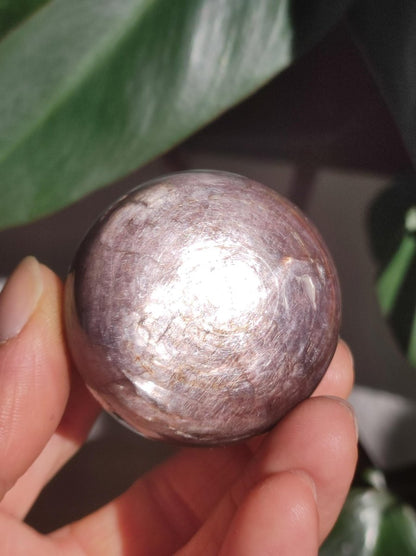 Lepidolith / Purple Mica Glimmer Effekt - Edelstein Kugel lila Natur Heilstein Deko Sphere Kristall Geschenk Er Sie Haus Sammler Rarität - Art of Nature Berlin