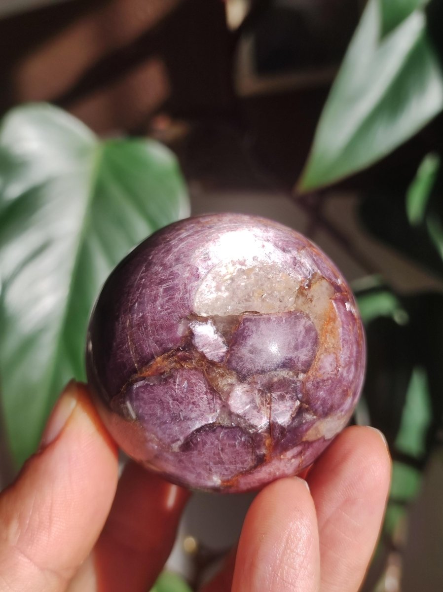 Lepidolith / Purple Mica Glimmer Effekt - Edelstein Kugel lila Natur Heilstein Deko Sphere Kristall Geschenk Er Sie Haus Sammler Rarität - Art of Nature Berlin