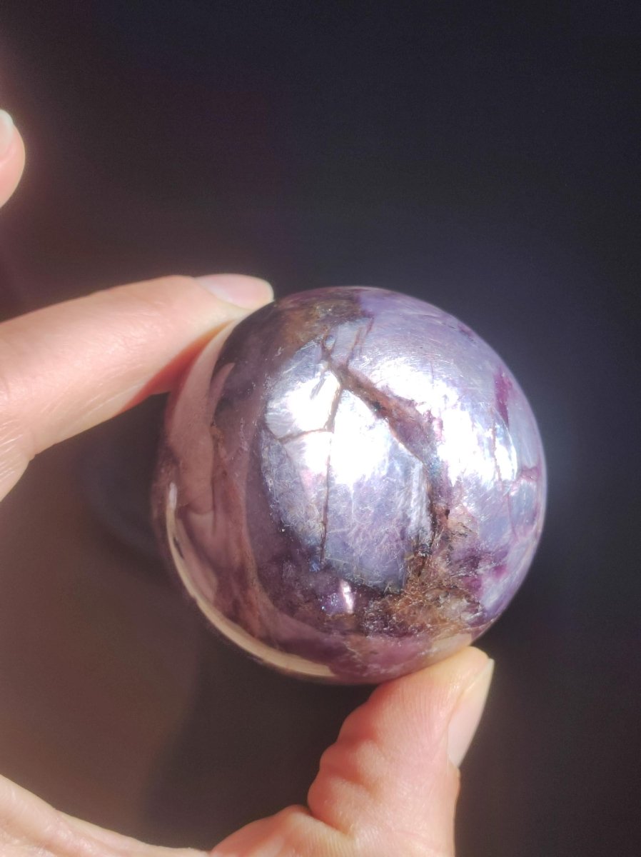 Lepidolith / Purple Mica Glimmer Effekt - Edelstein Kugel lila Natur Heilstein Deko Sphere Kristall Geschenk Er Sie Haus Sammler Rarität - Art of Nature Berlin