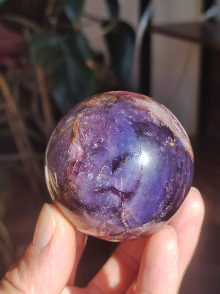 Lepidolith / Purple Mica Glimmer Effekt - Edelstein Kugel lila Natur Heilstein Deko Sphere Kristall Geschenk Er Sie Haus Sammler Rarität - Art of Nature Berlin