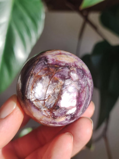 Lepidolith / Purple Mica Glimmer Effekt - Edelstein Kugel lila Natur Heilstein Deko Sphere Kristall Geschenk Er Sie Haus Sammler Rarität - Art of Nature Berlin
