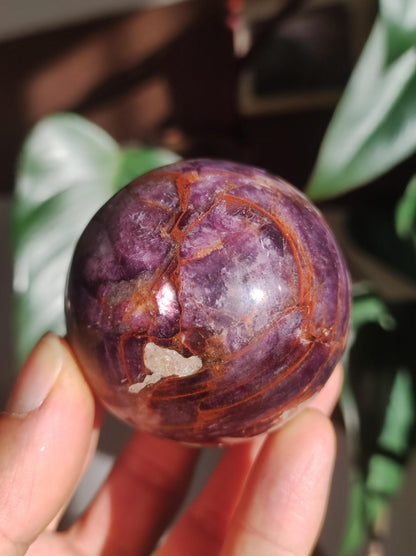 Lepidolith / Purple Mica Glimmer Effekt - Edelstein Kugel lila Natur Heilstein Deko Sphere Kristall Geschenk Er Sie Haus Sammler Rarität - Art of Nature Berlin