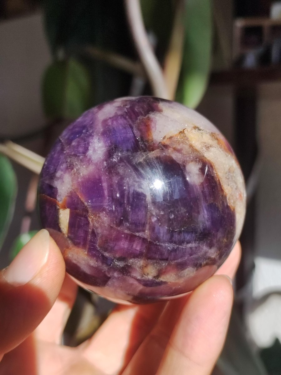 Lepidolith / Purple Mica Glimmer Effekt - Edelstein Kugel lila Natur Heilstein Deko Sphere Kristall Geschenk Er Sie Haus Sammler Rarität - Art of Nature Berlin