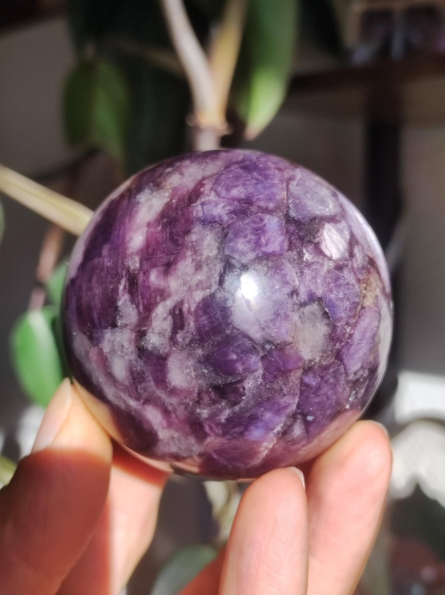 Lepidolith / Purple Mica Glimmer Effekt - Edelstein Kugel lila Natur Heilstein Deko Sphere Kristall Geschenk Er Sie Haus Sammler Rarität - Art of Nature Berlin