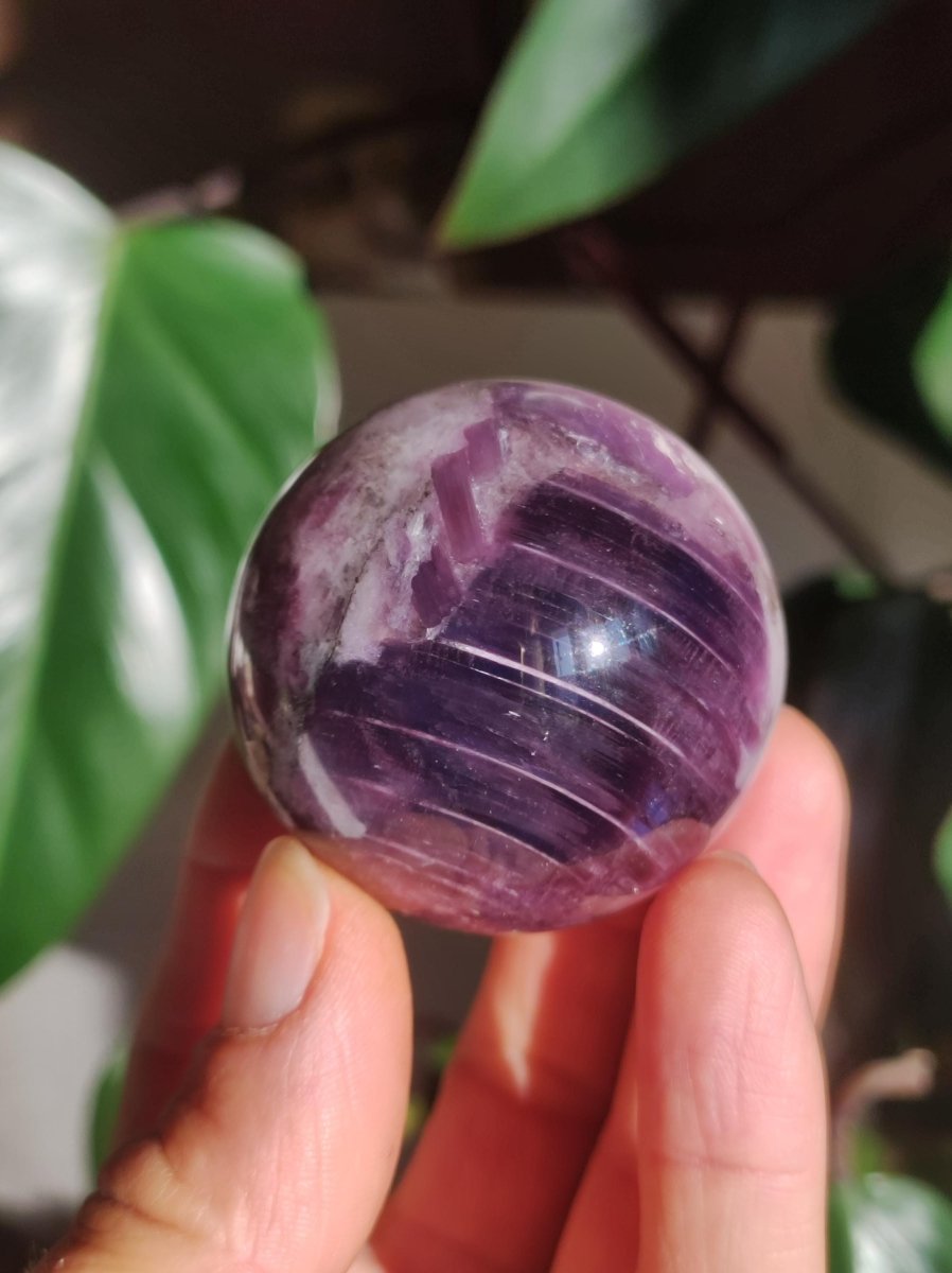 Lepidolith / Purple Mica Glimmer Effekt - Edelstein Kugel lila Natur Heilstein Deko Sphere Kristall Geschenk Er Sie Haus Sammler Rarität - Art of Nature Berlin
