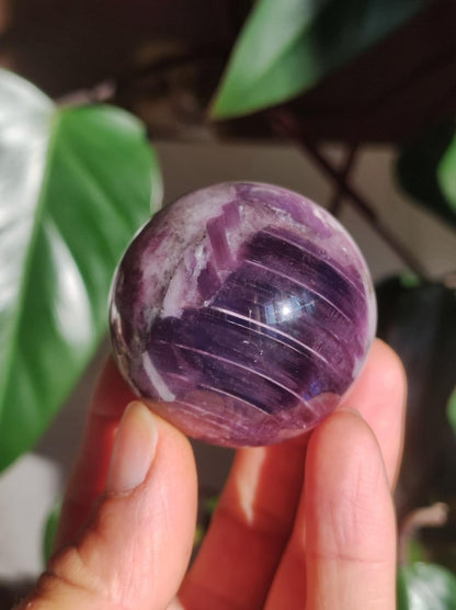Lepidolith / Purple Mica Glimmer Effekt - Edelstein Kugel lila Natur Heilstein Deko Sphere Kristall Geschenk Er Sie Haus Sammler Rarität - Art of Nature Berlin