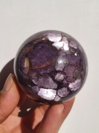 Lepidolith / Purple Mica Glimmer Effekt - Edelstein Kugel lila Natur Heilstein Deko Sphere Kristall Geschenk Er Sie Haus Sammler Rarität - Art of Nature Berlin