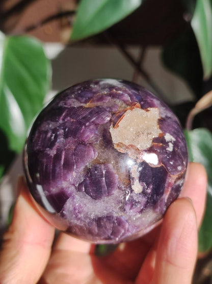Lepidolith / Purple Mica Glimmer Effekt - Edelstein Kugel lila Natur Heilstein Deko Sphere Kristall Geschenk Er Sie Haus Sammler Rarität - Art of Nature Berlin