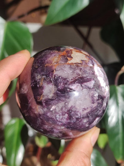 Lepidolith / Purple Mica Glimmer Effekt - Edelstein Kugel lila Natur Heilstein Deko Sphere Kristall Geschenk Er Sie Haus Sammler Rarität - Art of Nature Berlin