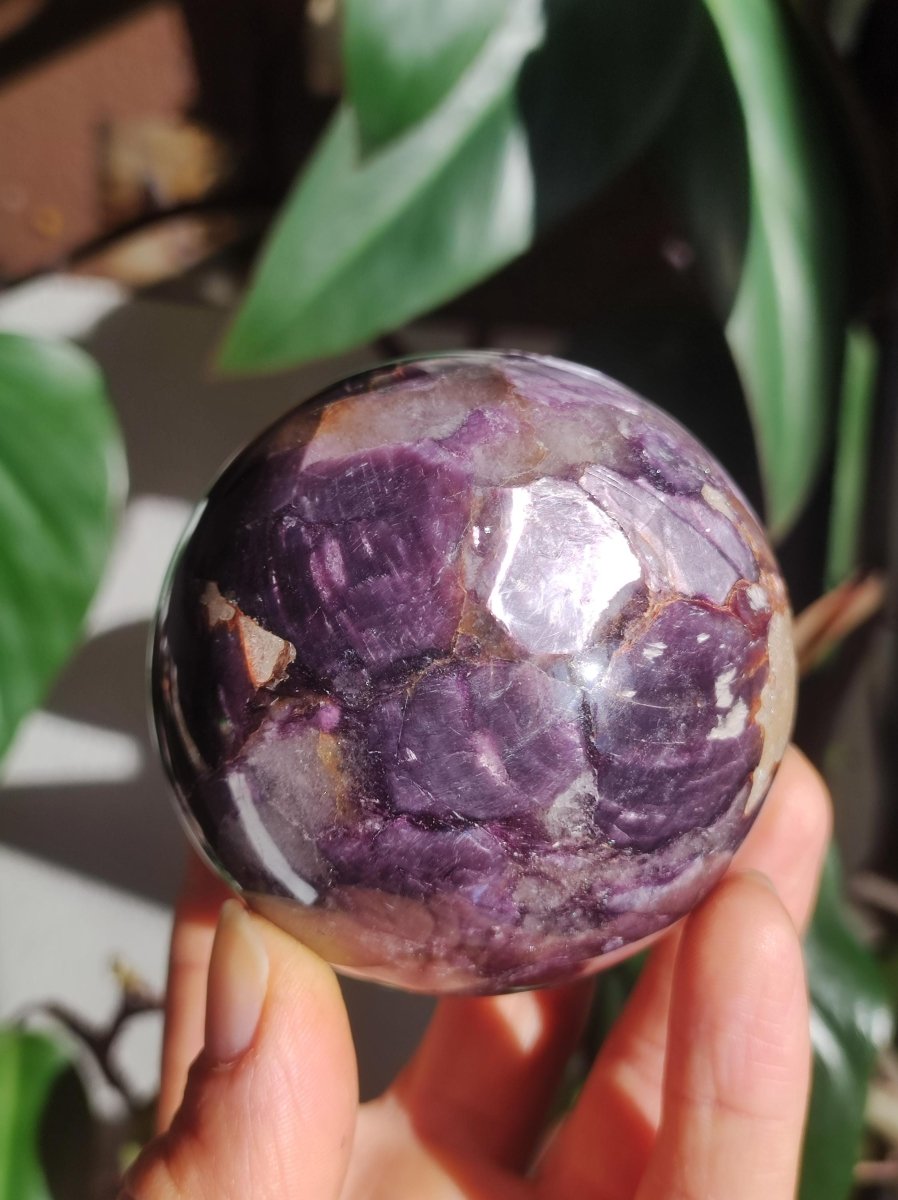 Lepidolith / Purple Mica Glimmer Effekt - Edelstein Kugel lila Natur Heilstein Deko Sphere Kristall Geschenk Er Sie Haus Sammler Rarität - Art of Nature Berlin