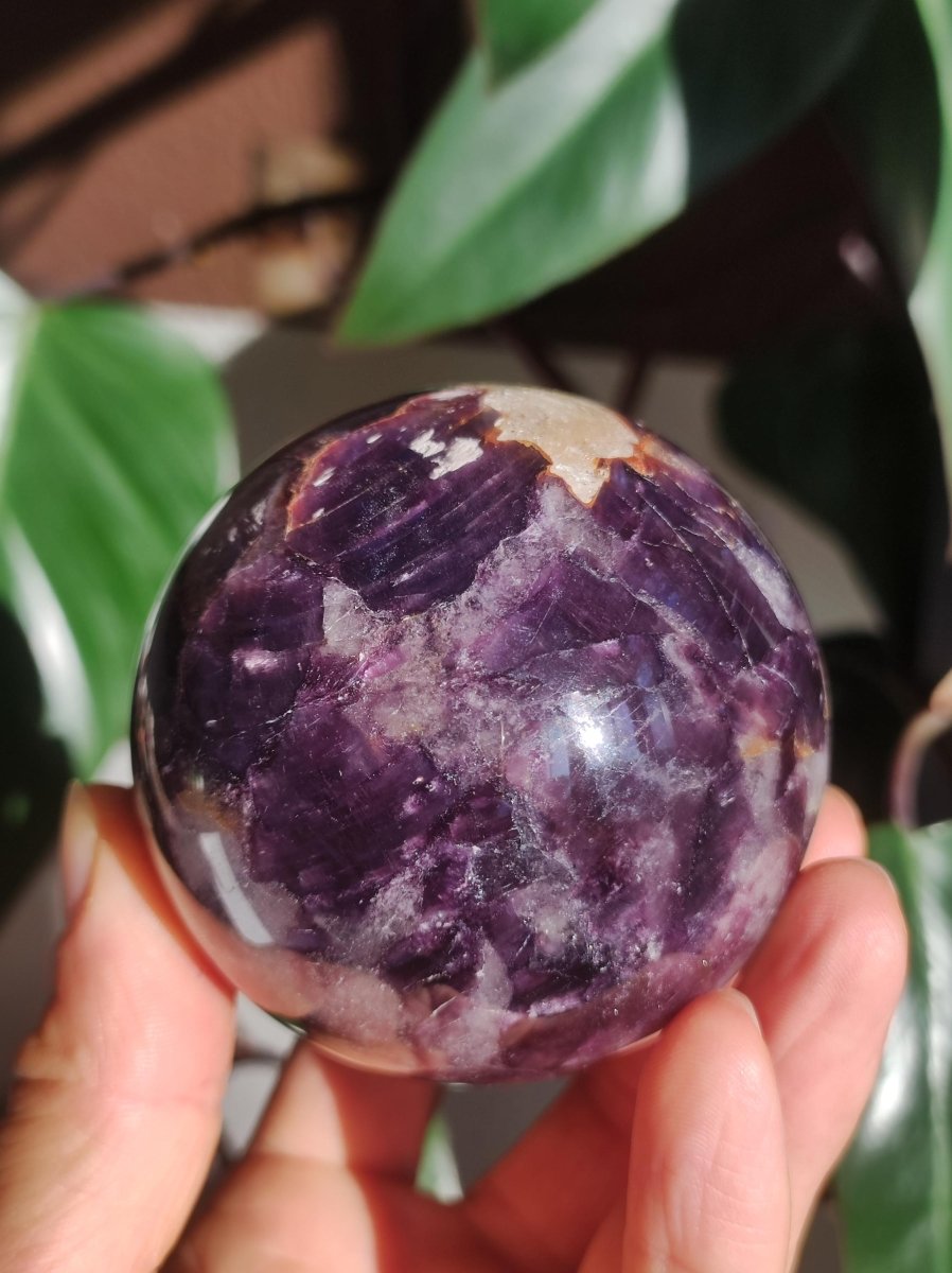Lepidolith / Purple Mica Glimmer Effekt - Edelstein Kugel lila Natur Heilstein Deko Sphere Kristall Geschenk Er Sie Haus Sammler Rarität - Art of Nature Berlin