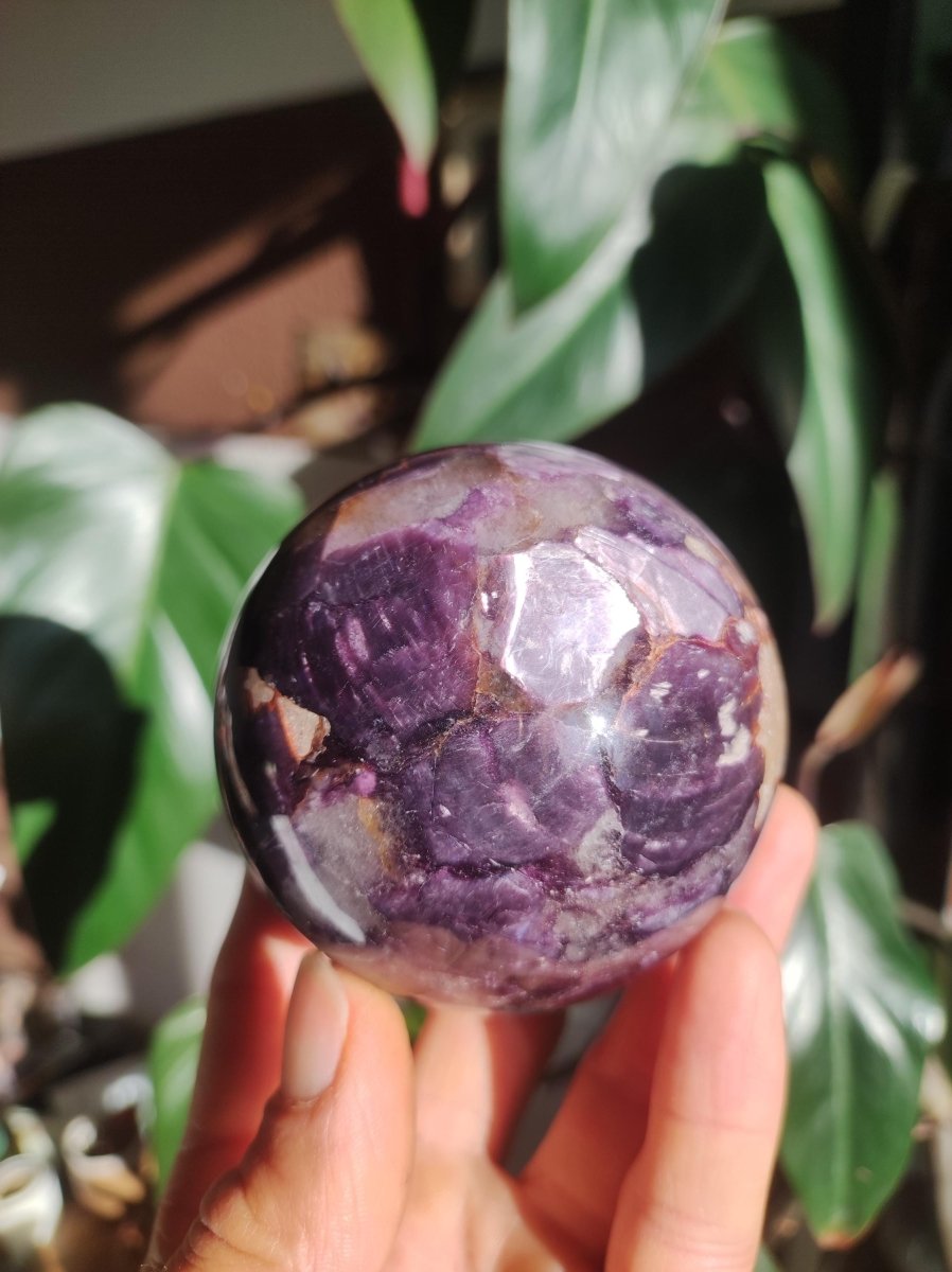 Lepidolith / Purple Mica Glimmer Effekt - Edelstein Kugel lila Natur Heilstein Deko Sphere Kristall Geschenk Er Sie Haus Sammler Rarität - Art of Nature Berlin