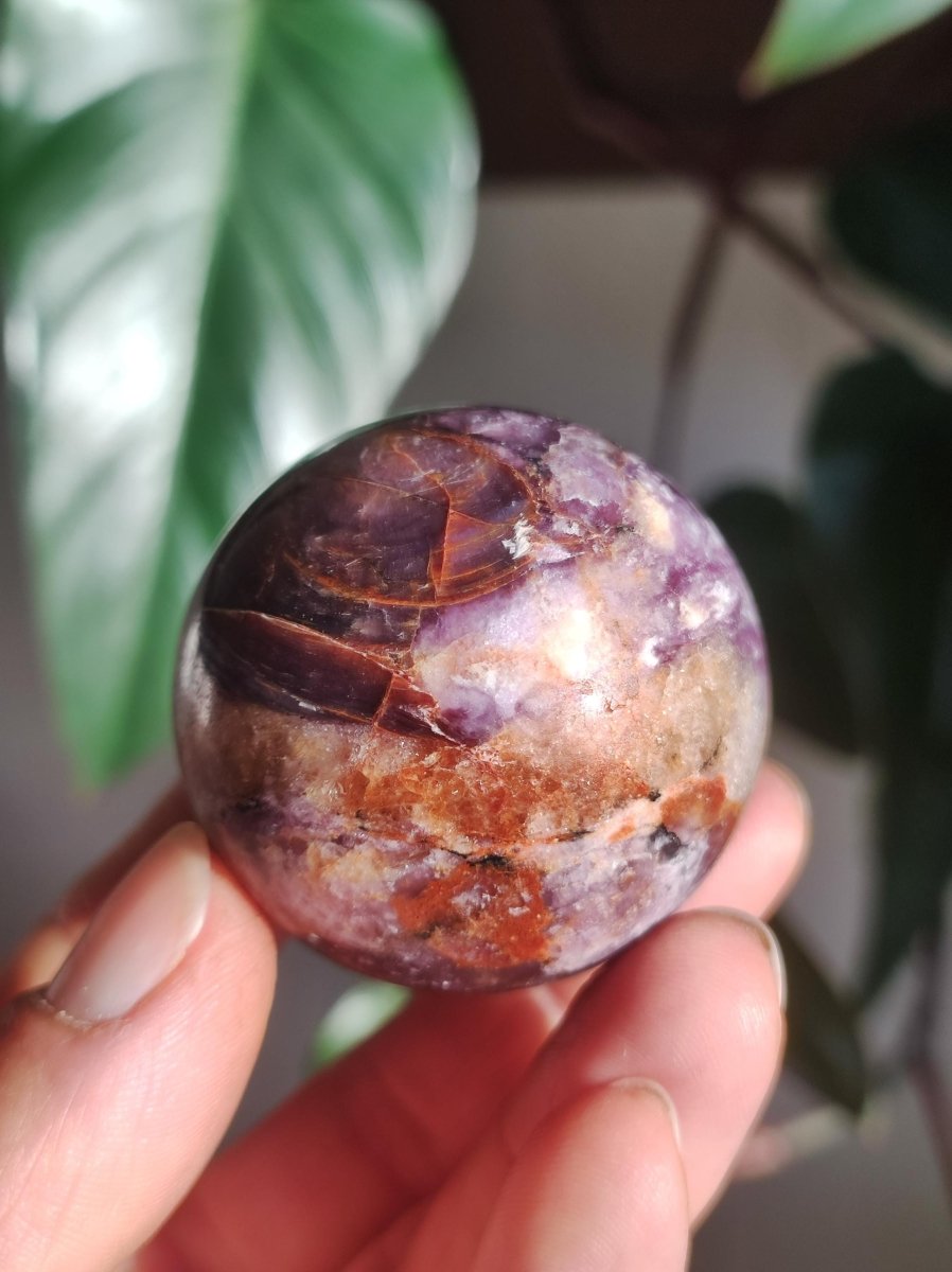 Lepidolith / Purple Mica Glimmer Effekt - Edelstein Kugel lila Natur Heilstein Deko Sphere Kristall Geschenk Er Sie Haus Sammler Rarität - Art of Nature Berlin