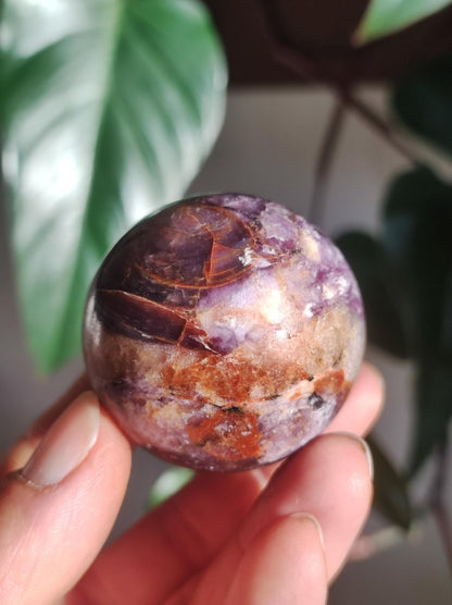 Lepidolith / Purple Mica Glimmer Effekt - Edelstein Kugel lila Natur Heilstein Deko Sphere Kristall Geschenk Er Sie Haus Sammler Rarität - Art of Nature Berlin
