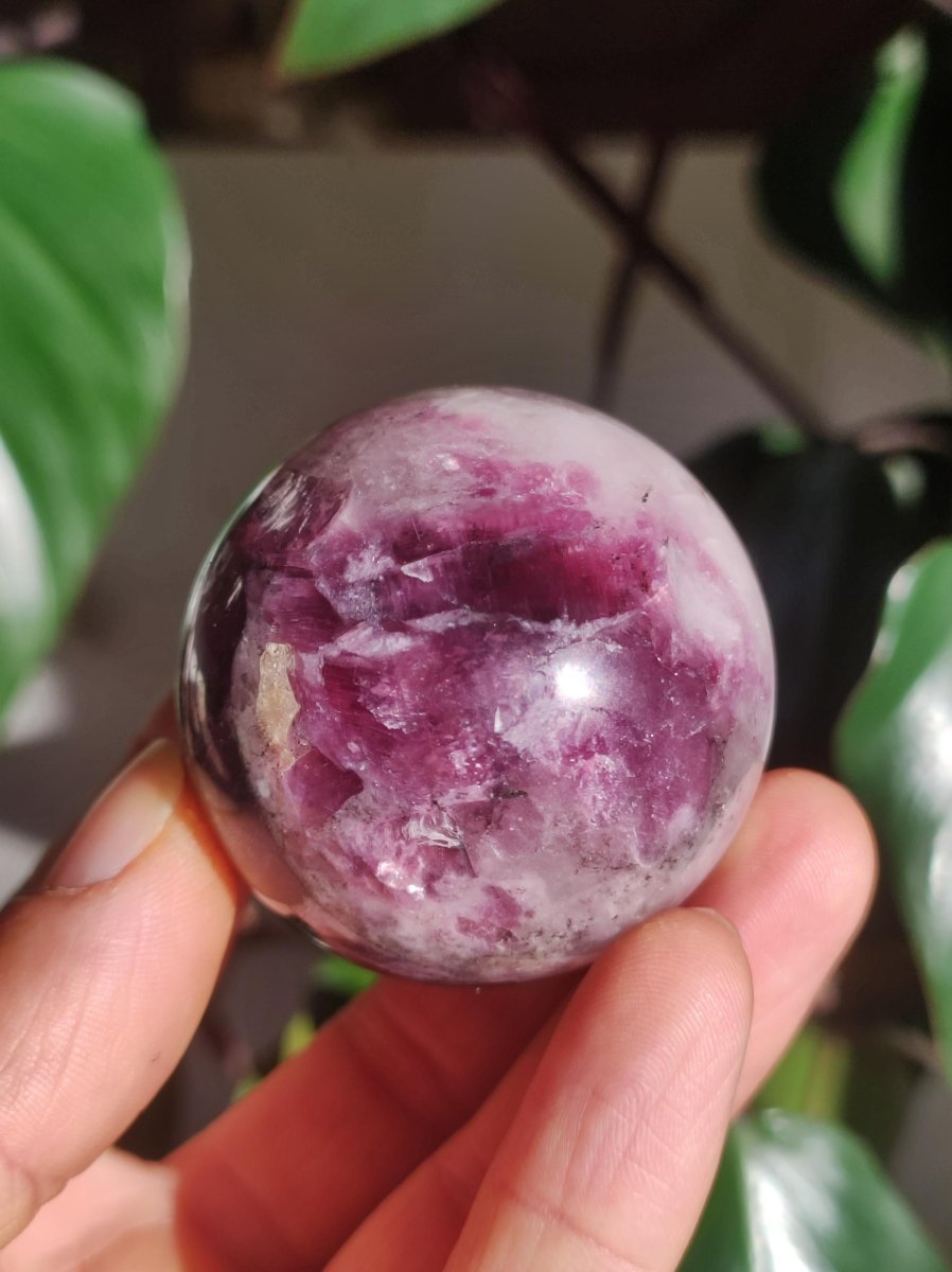 Lepidolith / Purple Mica Glimmer Effekt - Edelstein Kugel lila Natur Heilstein Deko Sphere Kristall Geschenk Er Sie Haus Sammler Rarität - Art of Nature Berlin