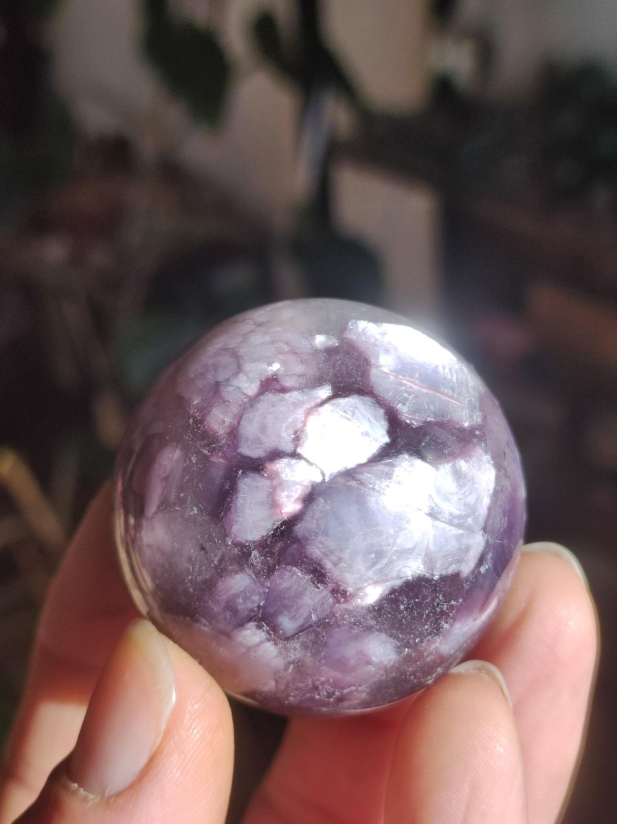 Lepidolith / Purple Mica Glimmer Effekt - Edelstein Kugel lila Natur Heilstein Deko Sphere Kristall Geschenk Er Sie Haus Sammler Rarität - Art of Nature Berlin