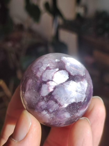Lepidolith / Purple Mica Glimmer Effekt - Edelstein Kugel lila Natur Heilstein Deko Sphere Kristall Geschenk Er Sie Haus Sammler Rarität - Art of Nature Berlin