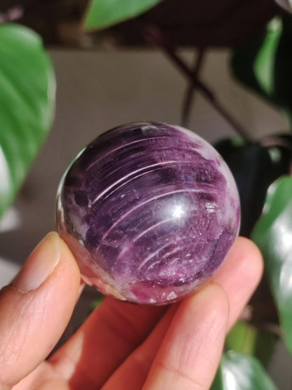 Lepidolith / Purple Mica Glimmer Effekt - Edelstein Kugel lila Natur Heilstein Deko Sphere Kristall Geschenk Er Sie Haus Sammler Rarität - Art of Nature Berlin