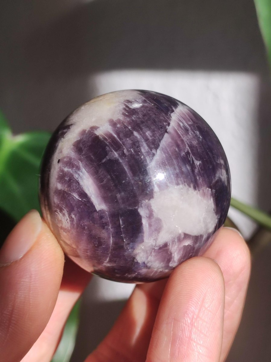 Lepidolith / Purple Mica Glimmer Effekt - Edelstein Kugel lila Natur Heilstein Deko Sphere Kristall Geschenk Er Sie Haus Sammler Rarität - Art of Nature Berlin