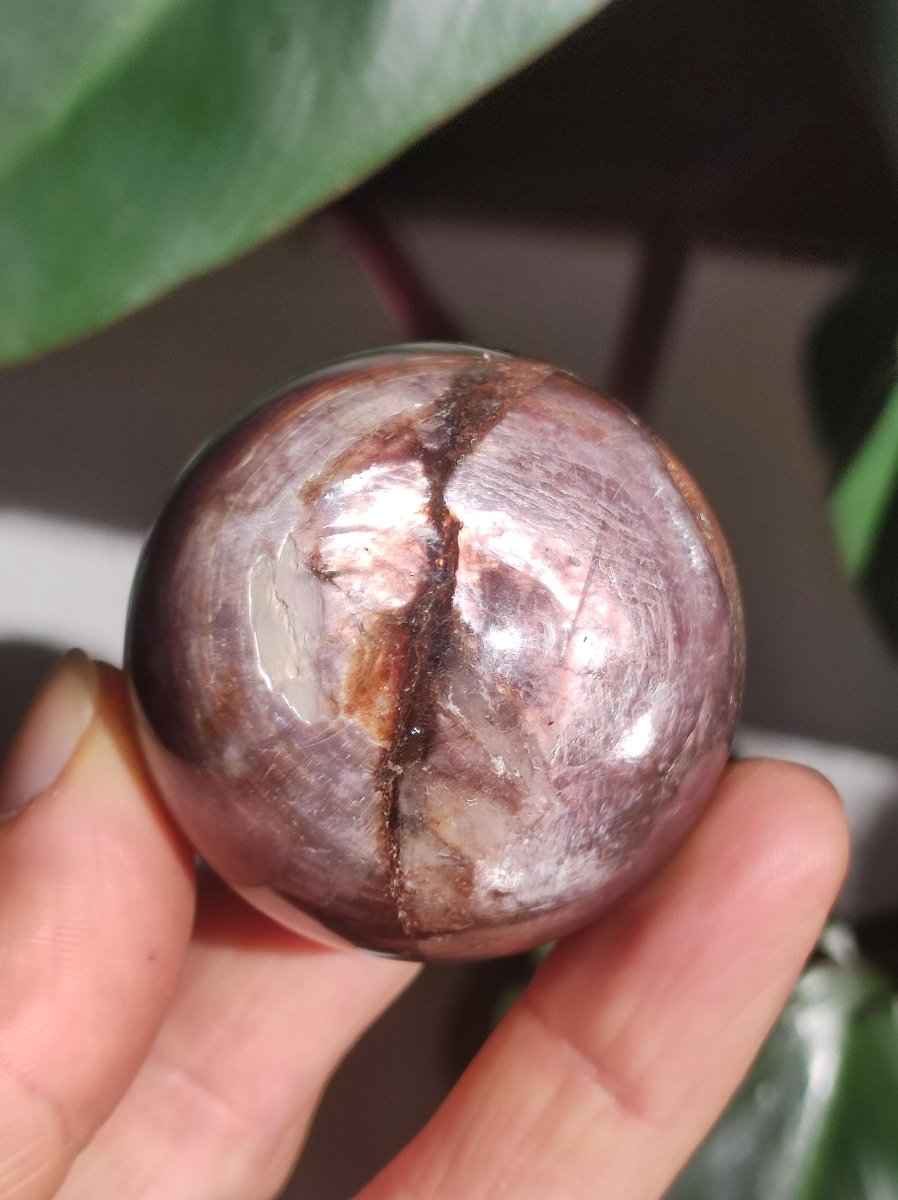 Lepidolith / Purple Mica Glimmer Effekt - Edelstein Kugel lila Natur Heilstein Deko Sphere Kristall Geschenk Er Sie Haus Sammler Rarität - Art of Nature Berlin