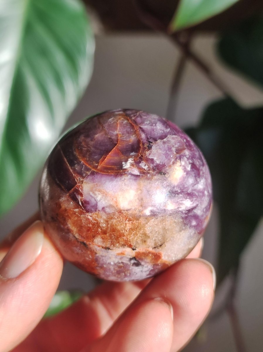 Lepidolith / Purple Mica Glimmer Effekt - Edelstein Kugel lila Natur Heilstein Deko Sphere Kristall Geschenk Er Sie Haus Sammler Rarität - Art of Nature Berlin