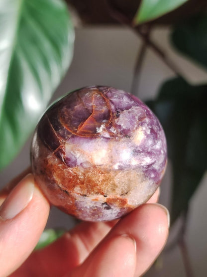 Lepidolith / Purple Mica Glimmer Effekt - Edelstein Kugel lila Natur Heilstein Deko Sphere Kristall Geschenk Er Sie Haus Sammler Rarität - Art of Nature Berlin