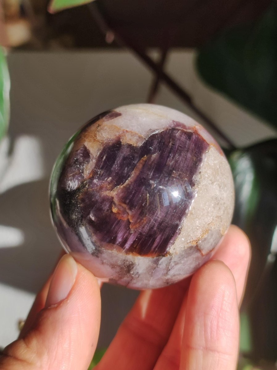 Lepidolith / Purple Mica Glimmer Effekt - Edelstein Kugel lila Natur Heilstein Deko Sphere Kristall Geschenk Er Sie Haus Sammler Rarität - Art of Nature Berlin